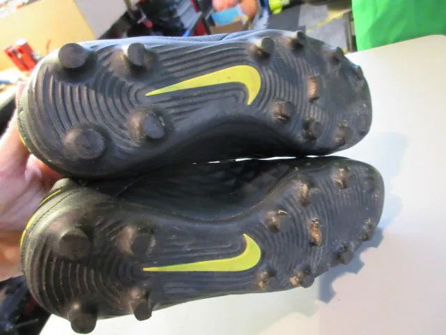 Used Nike Tiempo Soccer Cleats Size 1.5