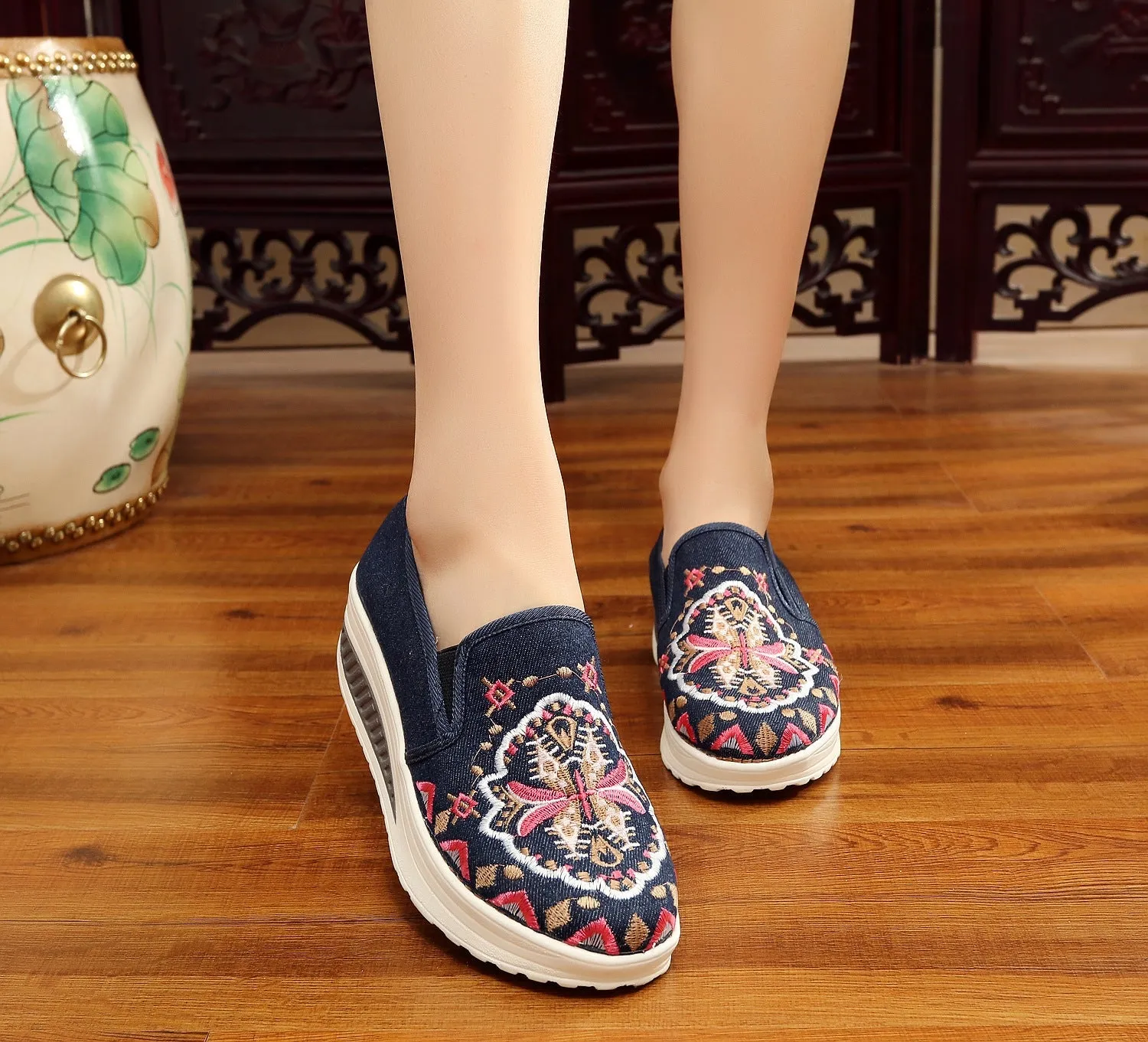 Women's Cloth Ethnic Style Embroidered Wedge Heels